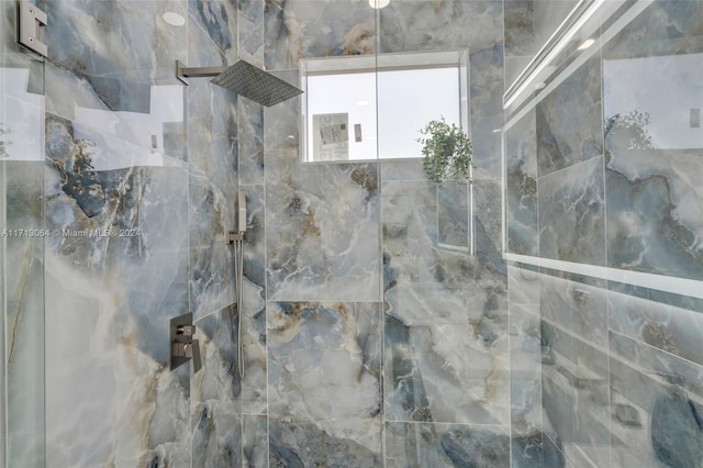 room details featuring a tile shower