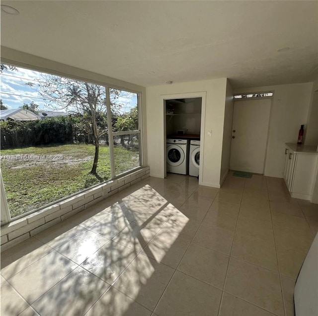 sunroom with washer and dryer
