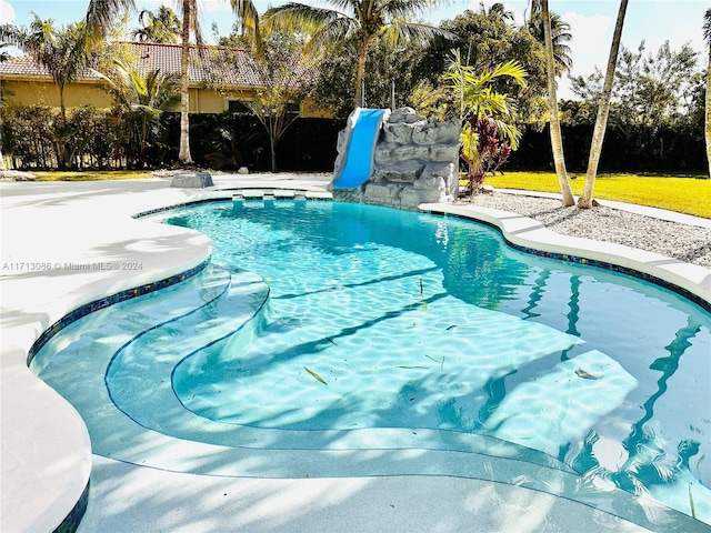 view of swimming pool