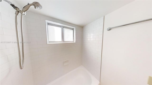 bathroom with tiled shower / bath