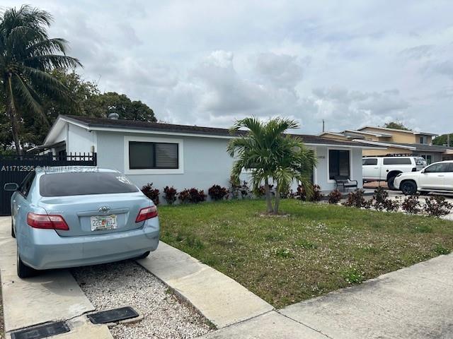 view of front facade with a front yard