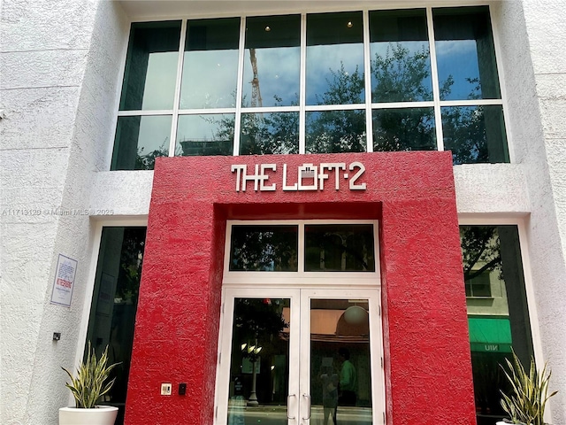 view of exterior entry featuring stucco siding