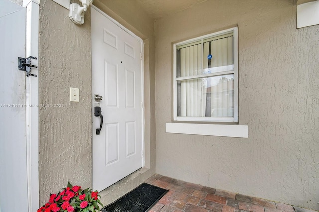 property entrance featuring stucco siding