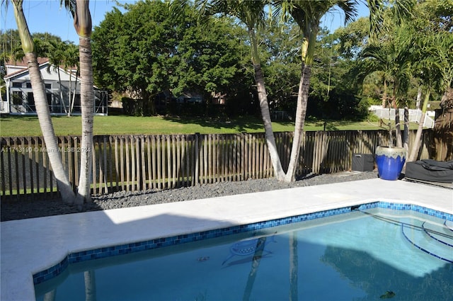 view of swimming pool featuring a yard