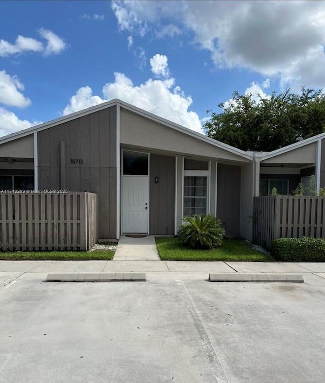 view of front of property