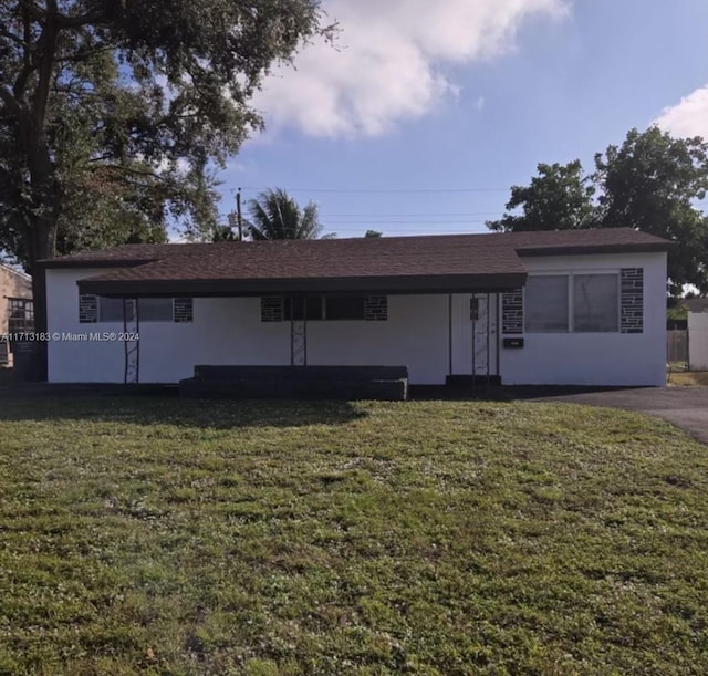 view of front of home featuring a front yard