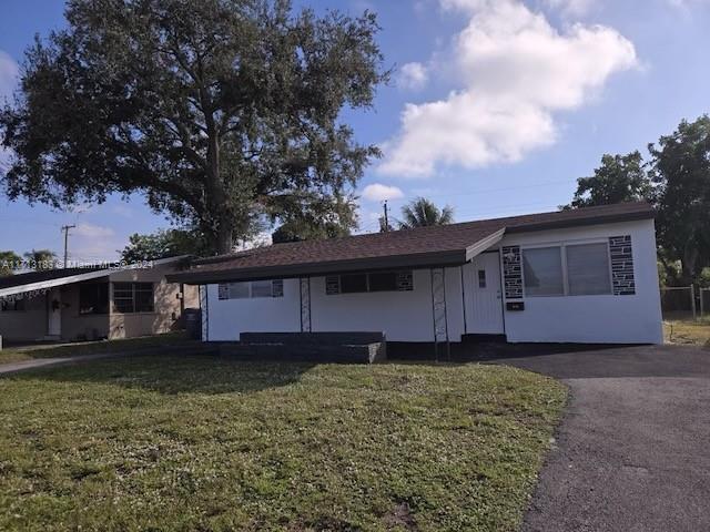 single story home with a front yard