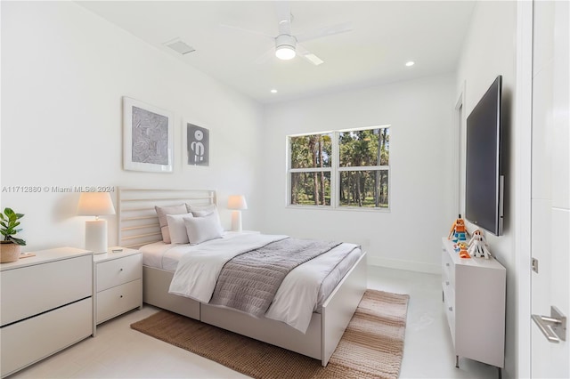 bedroom with ceiling fan