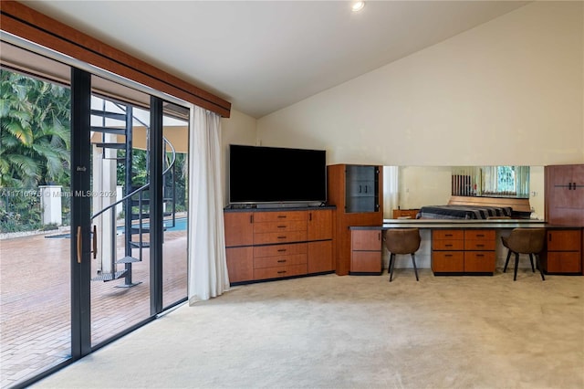 kitchen with light carpet, kitchen peninsula, and lofted ceiling