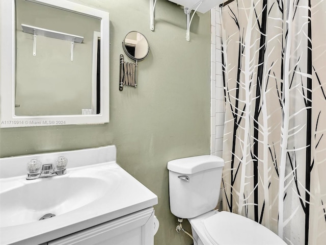 full bathroom with curtained shower, vanity, and toilet