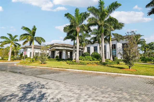 view of front of house featuring a front lawn