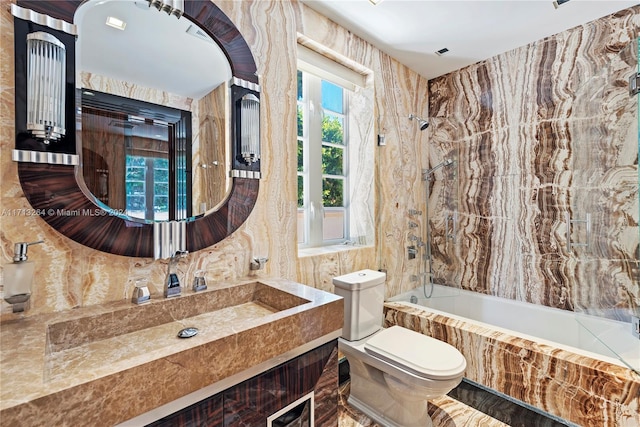 full bathroom featuring backsplash, vanity, tiled shower / bath combo, and toilet