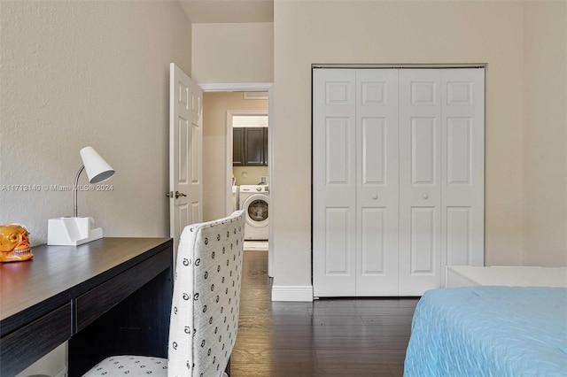 bedroom featuring dark wood-type flooring, washer / clothes dryer, and a closet