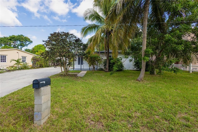 view of front facade featuring a front yard