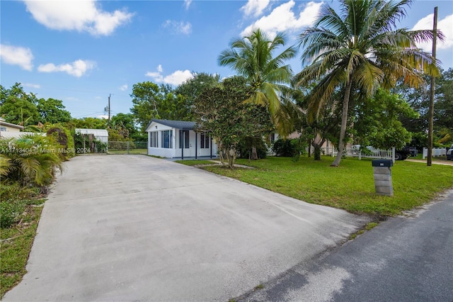 view of front of house featuring a front lawn