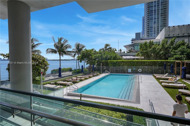 view of swimming pool featuring a water view