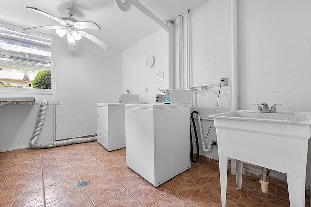 washroom featuring washing machine and clothes dryer, ceiling fan, sink, and light tile patterned floors