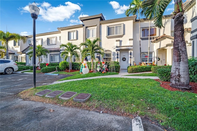 view of front facade with a front yard