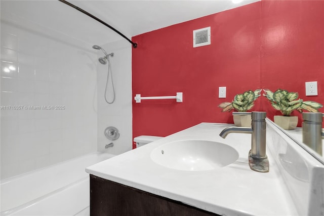 bathroom with vanity and tiled shower / bath