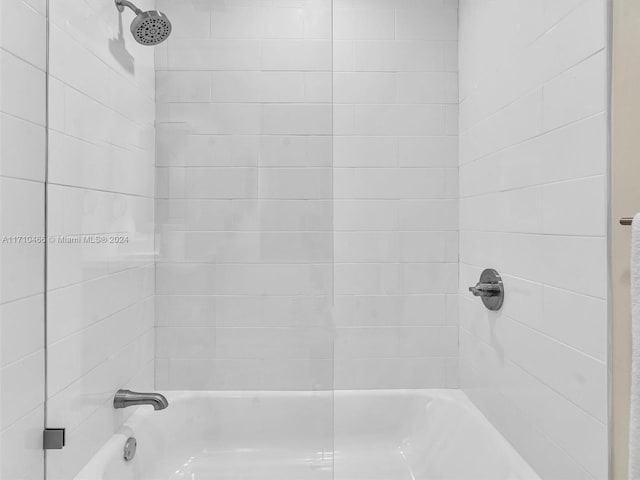 bathroom featuring tiled shower / bath