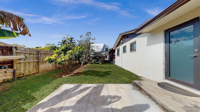 view of yard featuring a patio area