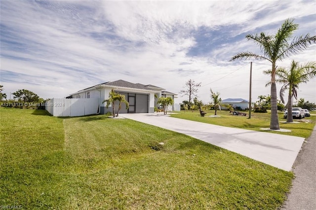 view of front of property featuring a front lawn