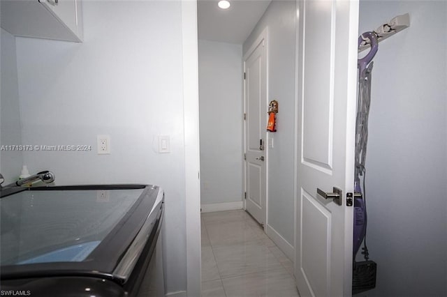 laundry area featuring washer and clothes dryer and light tile patterned flooring