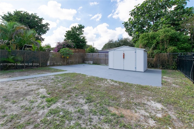 view of yard with a storage unit