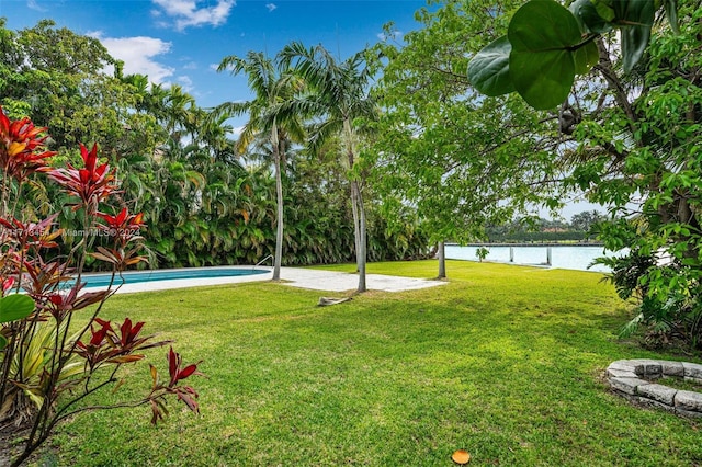 view of yard featuring a water view