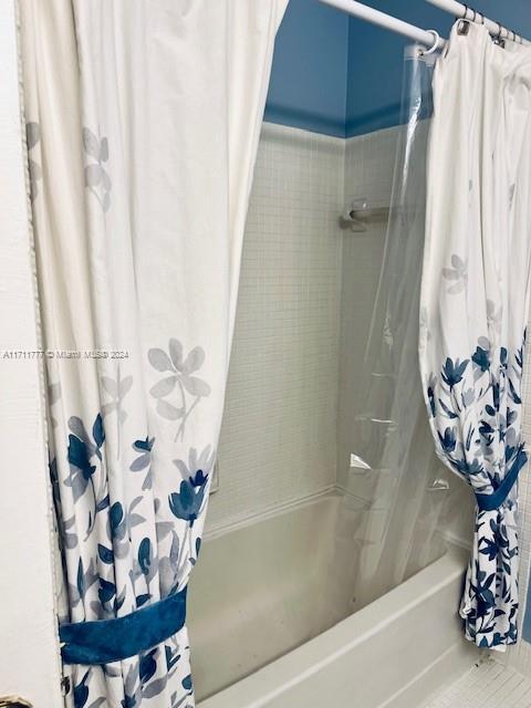 bathroom featuring shower / bath combo with shower curtain