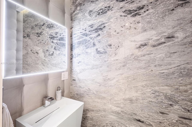 bathroom featuring tasteful backsplash