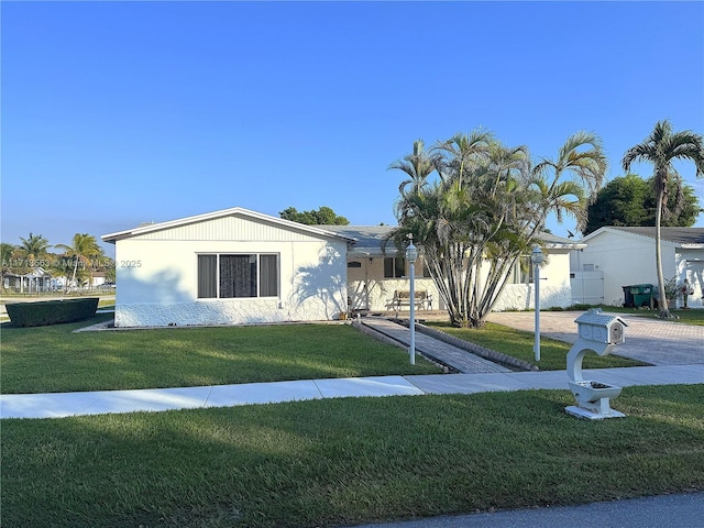 view of front of property featuring a front lawn