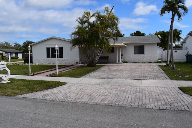 single story home featuring a front lawn