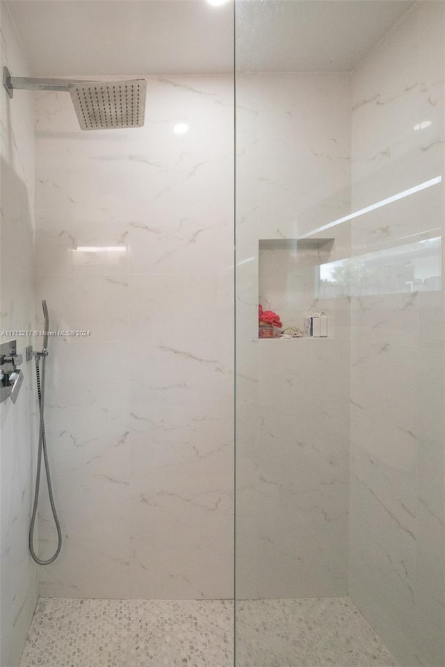 bathroom featuring a tile shower