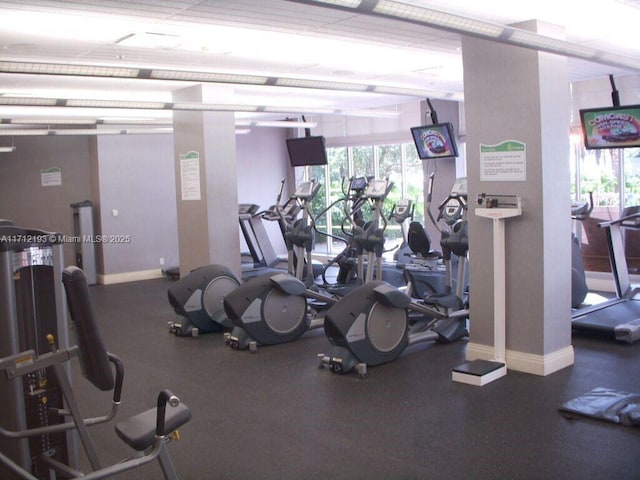 exercise room featuring baseboards