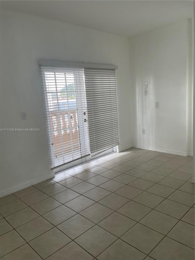 unfurnished room featuring light tile patterned flooring