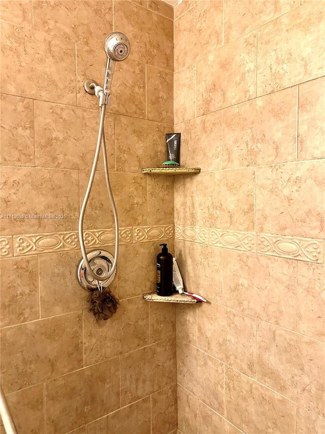 interior details with a tile shower