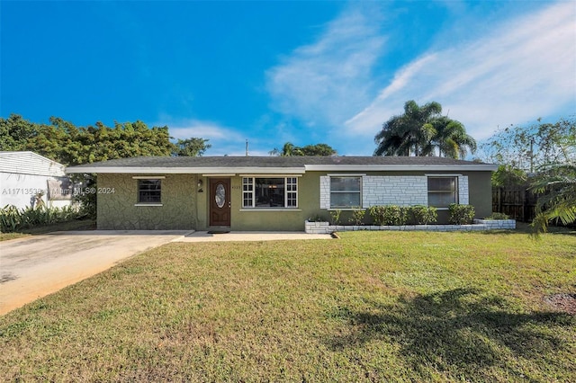 ranch-style house featuring a front yard