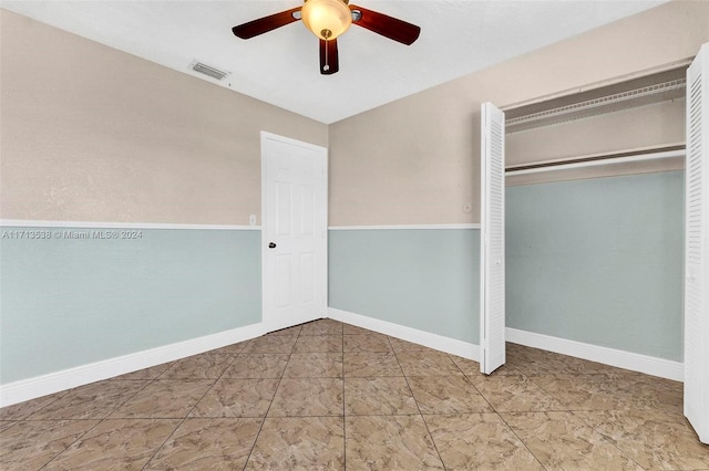 unfurnished bedroom featuring ceiling fan and a closet