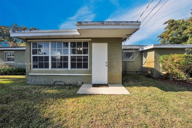 back of house featuring a yard