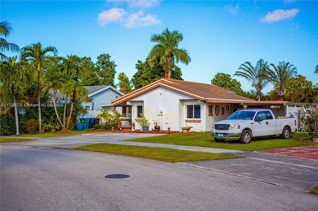 view of front of property featuring stucco siding and a front yard