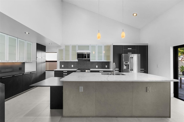 kitchen with stainless steel appliances, sink, pendant lighting, high vaulted ceiling, and a large island