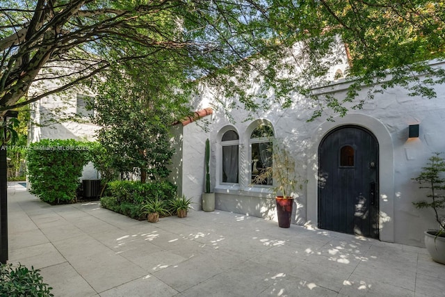 entrance to property with a patio