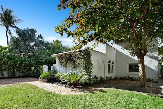 view of side of property featuring a yard