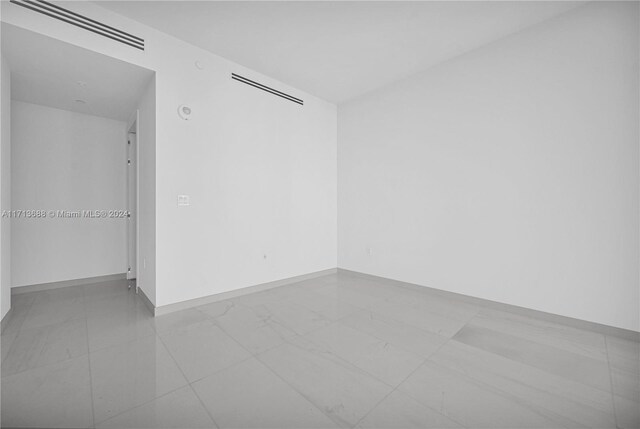 spare room featuring light tile patterned flooring