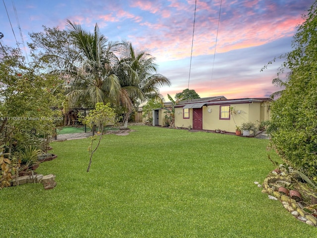 view of yard at dusk