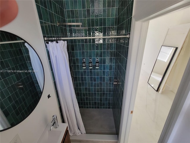 bathroom featuring a shower with shower curtain