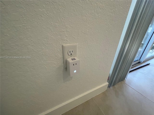 495 NE 5th Ln, Florida City, FL 33034 - detailed view of a textured wall and baseboards