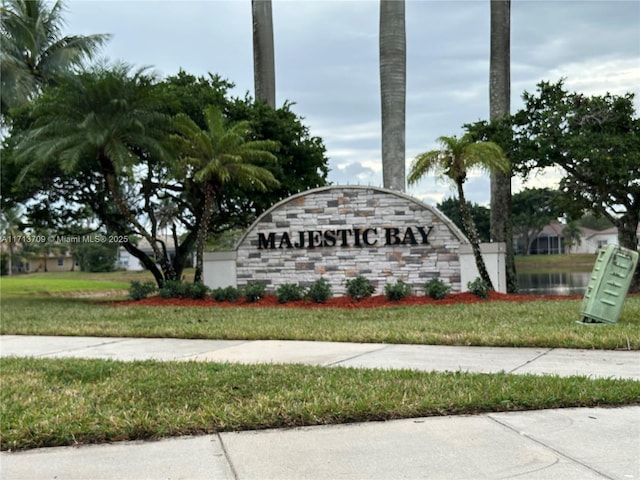 community / neighborhood sign featuring a yard