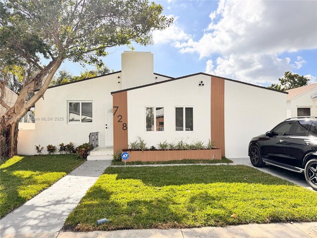 view of front of property featuring a front lawn